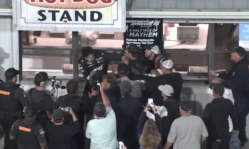 bataie-dupa-o-cursa-nascar,-langa-un-stand-de-hotdog!-un-pilot,-lovit-de-echipa-rivala