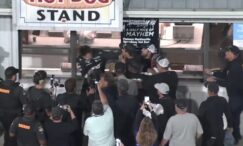 bataie-dupa-o-cursa-nascar,-langa-un-stand-de-hotdog!-un-pilot,-lovit-de-echipa-rivala