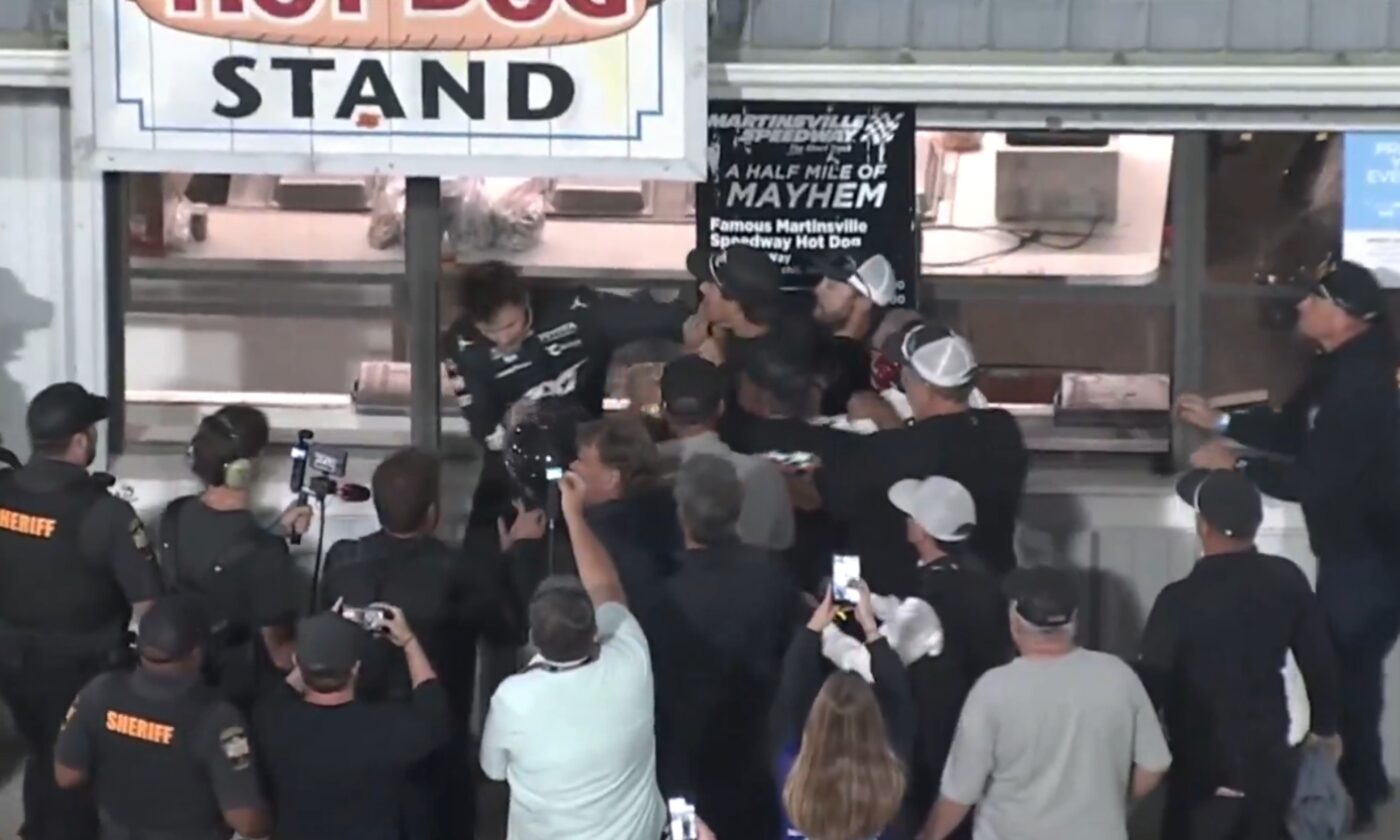 bataie-dupa-o-cursa-nascar,-langa-un-stand-de-hotdog!-un-pilot,-lovit-de-echipa-rivala