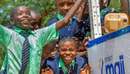 in-2015,-un-barbat-a-vazut-doi-copii-band-apa-dintr-o-balta,-in-ghana,-si-a-construit-un-dozator-de-apa-alimentat-cu-energie-solara;-11-ani-mai-tarziu,-proiectul-sau-furnizeaza-126-de-milioane-de-litri
