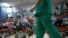 scene-de-groaza-la-iasi!-un-barbat-de-52-de-ani-a-ajuns-in-stare-grava-la-ati-dupa-ce-si-a-mutilat-fata