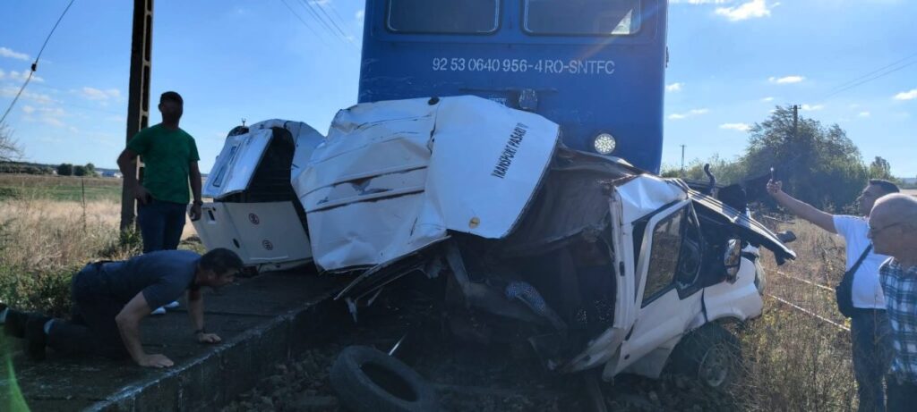 tragedie-pe-ruta-iasi-tecuci:-patru-persoane-au-murit-dupa-impactul-dintre-tren-si-o-autoutilitara