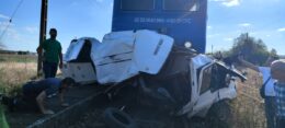 tragedie-pe-ruta-iasi-tecuci:-patru-persoane-au-murit-dupa-impactul-dintre-tren-si-o-autoutilitara
