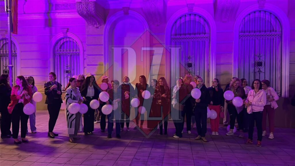 muzeul-unirii-din-iasi,-iluminat-in-roz-de-ziua-internationala-de-lupta-impotriva-cancerului-de-san