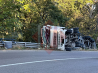 tir-incarcat-cu-floarea-soarelui,-rasturnat-in-curba-in-comuna-barnova-–-update