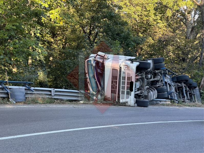 tir-incarcat-cu-floarea-soarelui,-rasturnat-in-curba-in-comuna-barnova-–-update