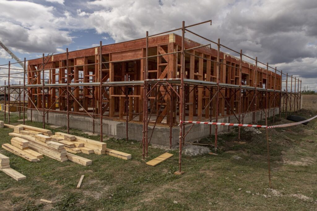 20-de-ani-in-romania,-un-nou-proiect-pentru-comunitate:-auchan-sustine-construirea-a-10-locuinte-alaturi-de-habitat-for-humanity