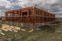 20-de-ani-in-romania,-un-nou-proiect-pentru-comunitate:-auchan-sustine-construirea-a-10-locuinte-alaturi-de-habitat-for-humanity