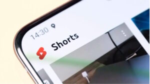 youtube-promite-ca-va-reduce-vizibilitatea-anumitor-clipuri-shorts,-dar-nu-abandoneaza-modelul-de-inspiratie-tiktok