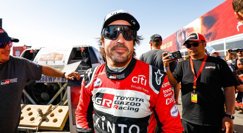 dacia-il-trimite-pe-fernando-alonso-la-dakar!-spaniolul-va-pilota-masina-care-a-castigat-in-2026
