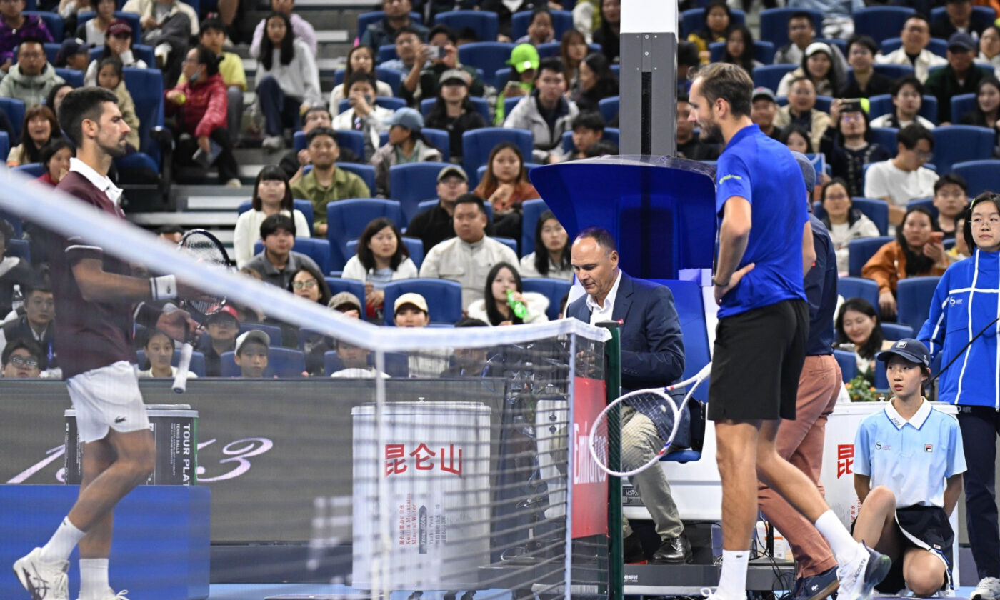 absolut-ireal!-rusul-medvedev-a-fost-descalificat-in-semifinala-cu-djokovic-de-la-beijing-pentru-ca-a-lovit-un-spectator!