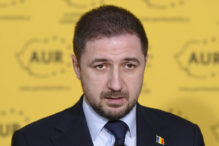 adrian-axinia-il-critica-pe-marius-lulea:-s-a-plasat-in-afara-partidului.-europarlamentarul-reafirma-ca-aur-nu-voteaza-guvernul-niculescu