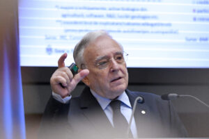 marti,-6-octombrie,-a-fost-inregistrat-un-nou-nivel-record-pentru-euro-in-raport-cu-leul:-5,3527-lei-pentru-un-euro-precedentul-record-fusese-raportat-in-2-octombrie,-cand-cursul-ajunsese-la-5,3447-lei-pentru-un-euro.