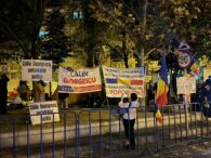 a-zecea-noapte-de-proteste-pentru-calin-georgescu-|-aproximativ-150-de-sustinatori-s-au-adunat-la-arestul-central