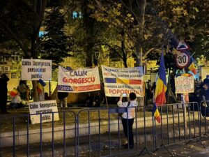 a-zecea-noapte-de-proteste-pentru-calin-georgescu-|-aproximativ-150-de-sustinatori-s-au-adunat-la-arestul-central