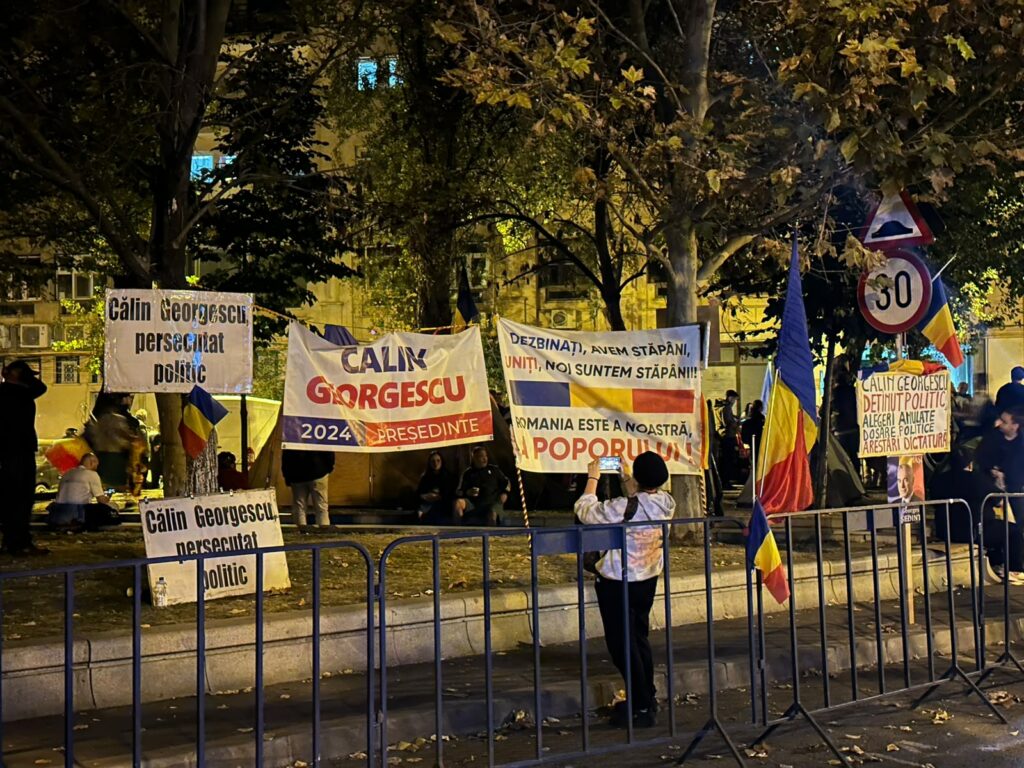 a-zecea-noapte-de-proteste-pentru-calin-georgescu-|-aproximativ-150-de-sustinatori-s-au-adunat-la-arestul-central