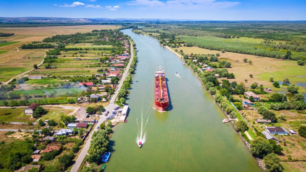 transportul-pe-dunare-catre-portul-constanta-este-blocat.