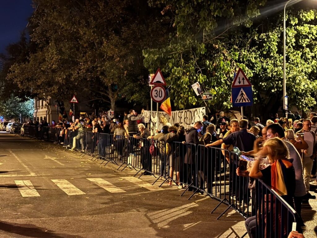 a-unsprezecea-noapte-de-proteste-in-fata-arestului-central,-unde-este-inchis-calin-georgescu.-ce-scandeaza-acum-cele-200-de-persoane