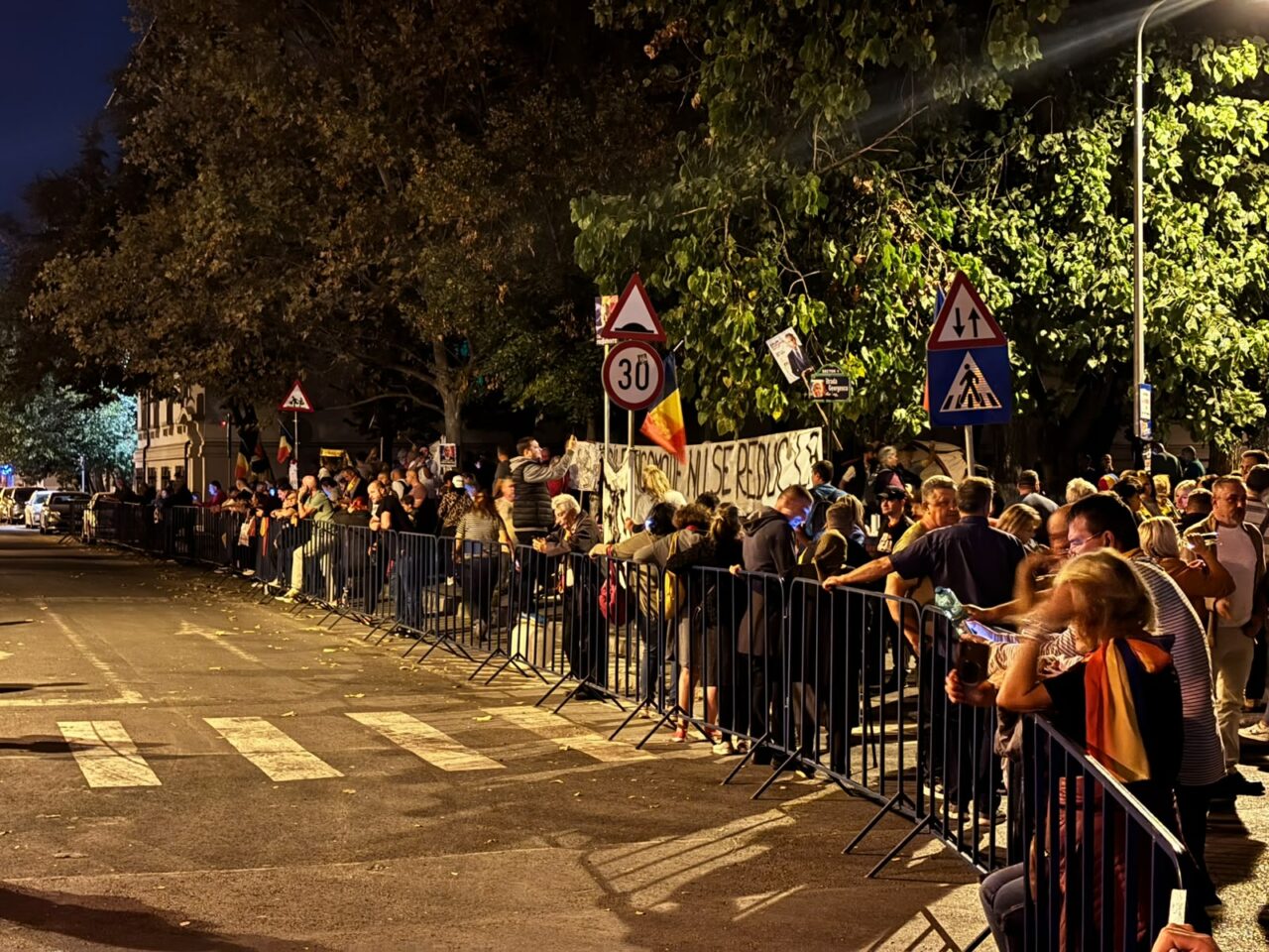 a-unsprezecea-noapte-de-proteste-in-fata-arestului-central,-unde-este-inchis-calin-georgescu.-ce-scandeaza-acum-cele-200-de-persoane