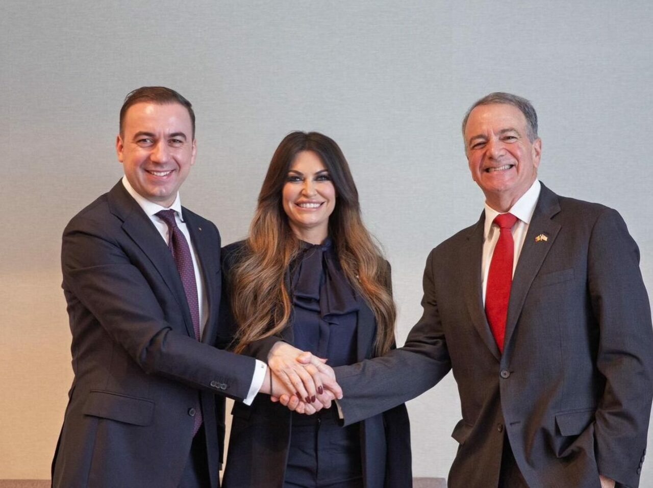 departamentul-de-stat-o-ancheteaza-pe-kimberly-guilfoyle