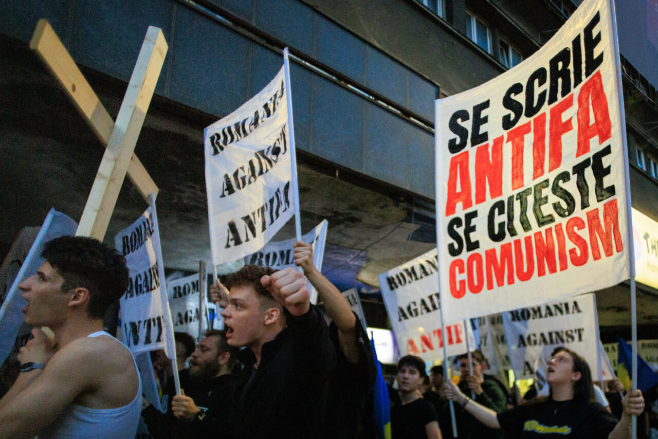 protest-in-centrul-bucurestiului-impotriva-miscarii-antifa,-organizat-de-o-grupare-de-ultrasi.-ce-mesaje-au-scandat-cei-aproximativ-100-de-participanti