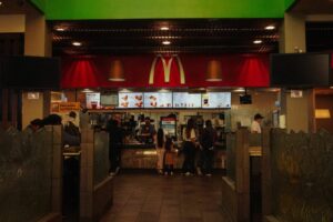 un-urias-lant-de-fast-food-foloseste-in-secret-inteligenta-artificiala-pentru-a-stabili-pretul-produselor-sale
