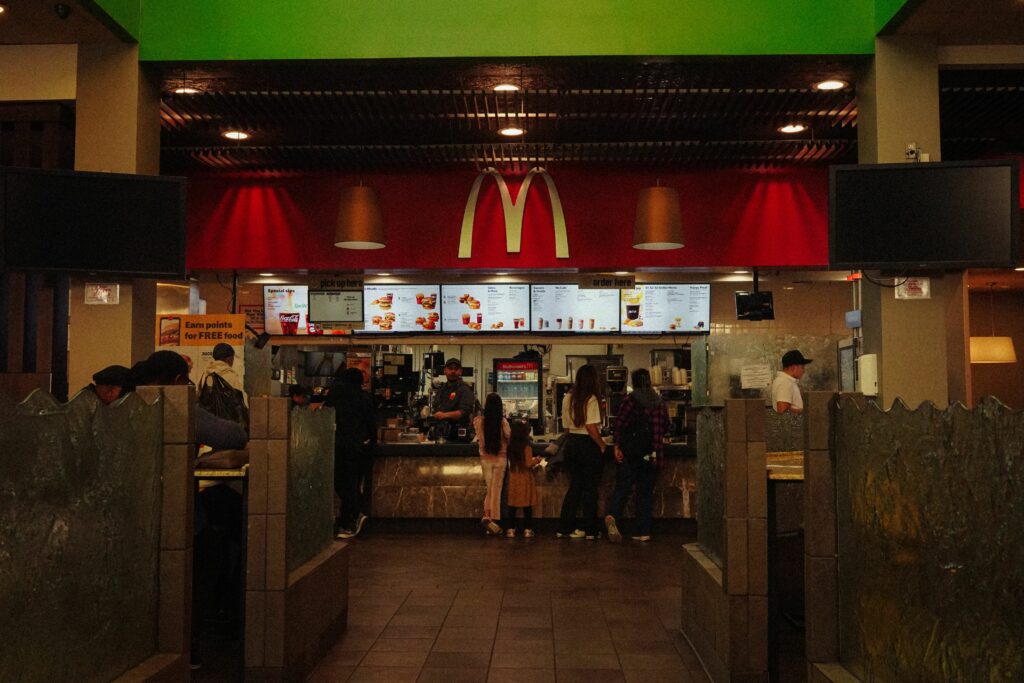 un-urias-lant-de-fast-food-foloseste-in-secret-inteligenta-artificiala-pentru-a-stabili-pretul-produselor-sale