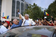 calin-georgescu,-nou-mesaj-din-arest-pentru-sustinatorii-sai:-nici-distanta,-nici-zidurile-nu-pot-desparti-oamenii