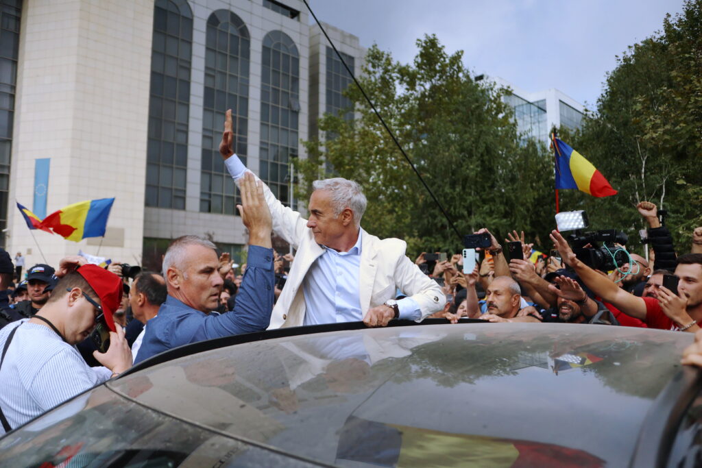 calin-georgescu,-nou-mesaj-din-arest-pentru-sustinatorii-sai:-nici-distanta,-nici-zidurile-nu-pot-desparti-oamenii