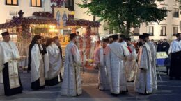 procesiune-impresionanta-la-iasi!-moastele-sfintei-parascheva-si-ale-sfantului-paisie,-purtate-pe-strazile-orasului-–-live-video