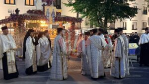 procesiune-impresionanta-la-iasi!-moastele-sfintei-parascheva-si-ale-sfantului-paisie,-purtate-pe-strazile-orasului-–-live-video