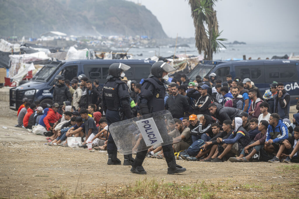 migrantii-din-ceuta,-evacuati-de-pe-plaja,-inaintea-vizitei-regelui-si-reginei-spaniei.-altetele-vor-petrece-noaptea-in-exclava