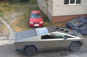 imaginea-zilei-din-romania,-surprinsa-de-un-japonez:-un-cybertruck,-pe-strazile-din-campulung-muscel,-langa-o-dacia!