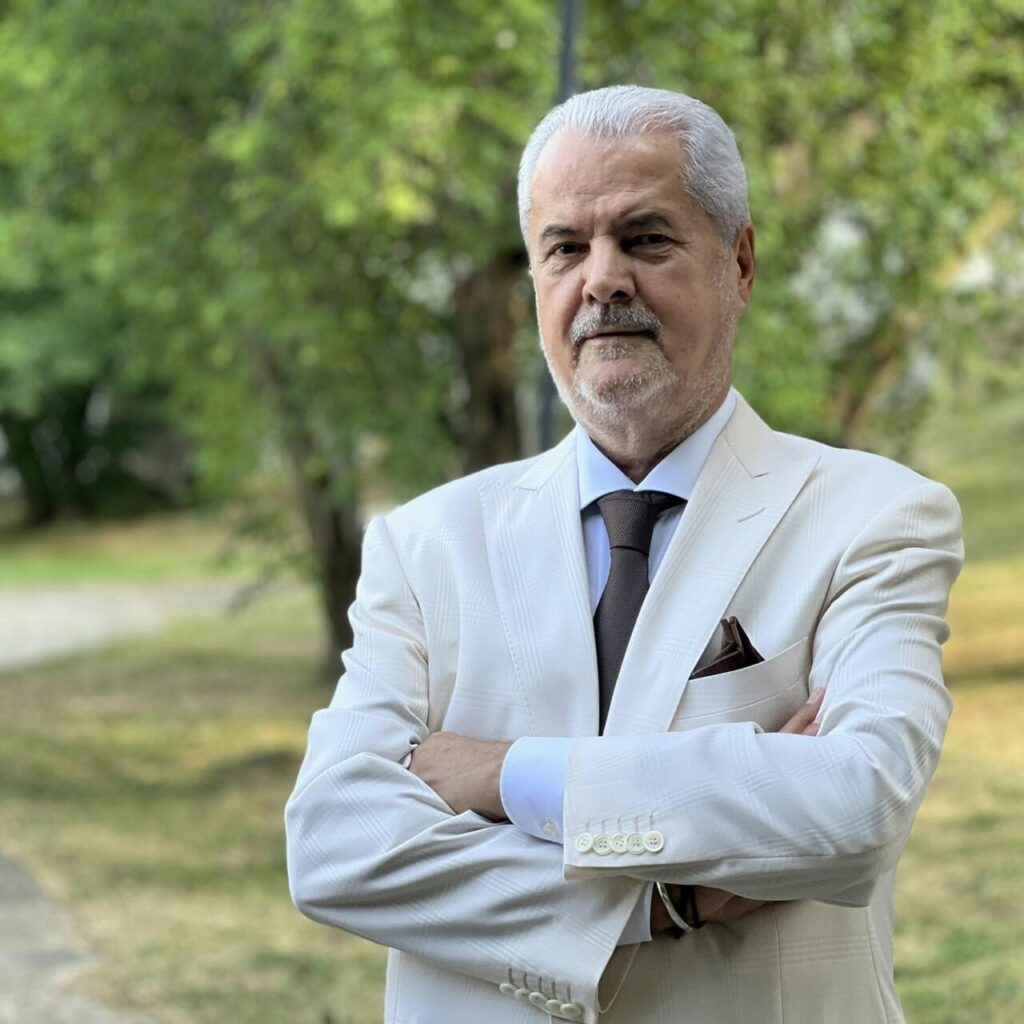 adrian-nastase,-articol-despre-rolul-pe-care-serviciile-de-informatii-il-au-in-politica-externa.-raportarile-diplomatice,-sursele-umane,-mijloacele-tehnice-si-cercetarea-surselor-deschise-trebuie-sa-se-completeze