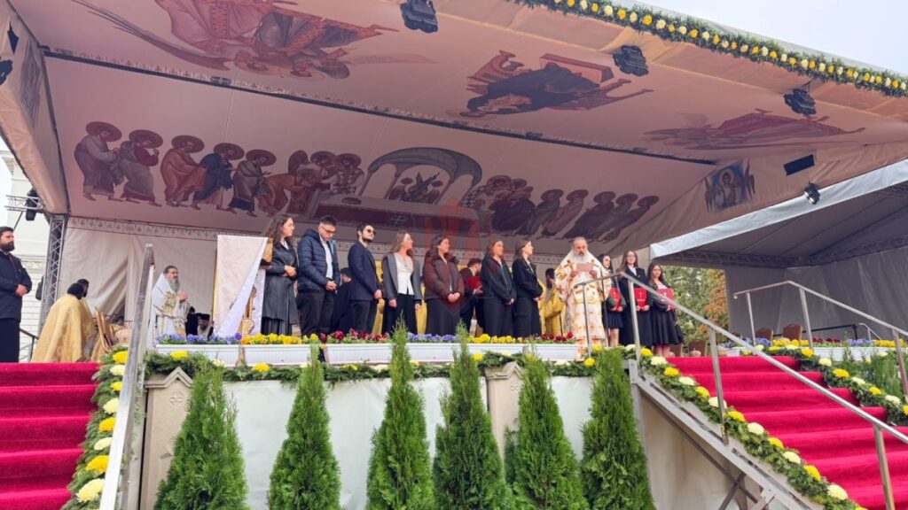 24-de-tineri-primesc-burse-de-pana-la-4000-de-lei-pe-luna,-de-hramul-sfintei-parascheva.-cine-sunt-elevii-si-studentii-premiati-la-iasi