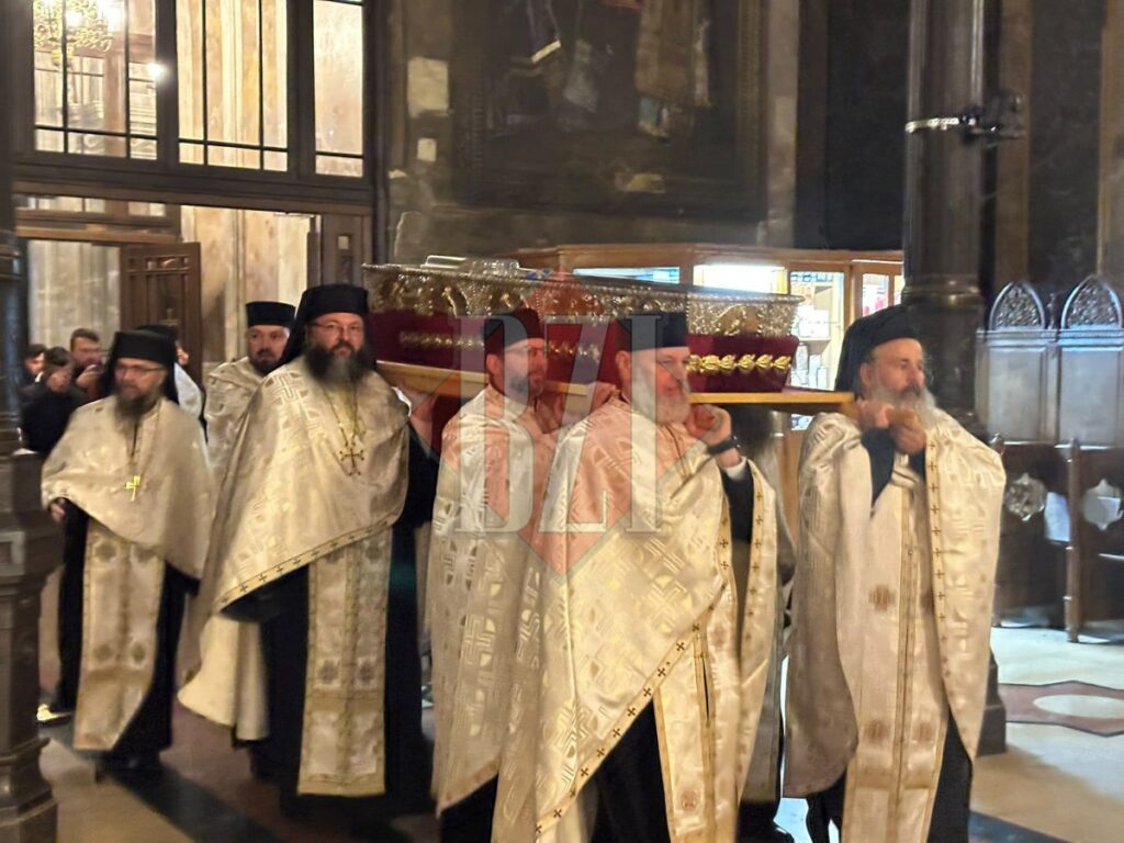 dupa-zile-de-rugaciune-si-pelerinaj,-sfanta-parascheva-revine-in-catedrala-mitropolitana-din-iasi