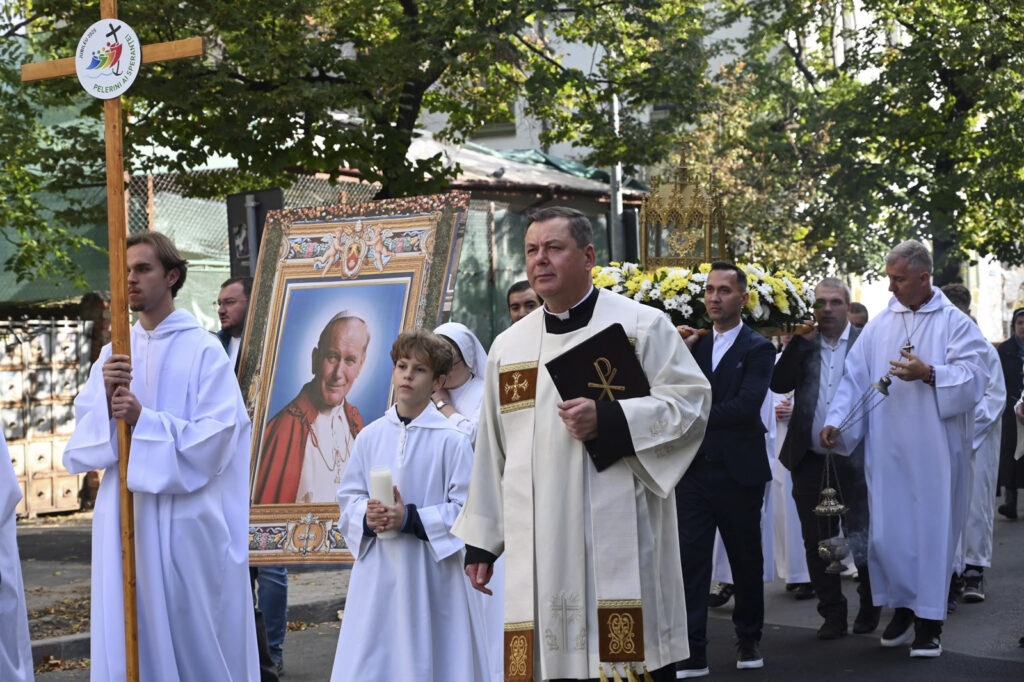procesiune-in-cinstea-sfantului-papa-ioan-paul-al-ii-lea-pe-strazile-capitalei