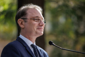 luca-niculescu-a-depus-lista-de-ministri-la-parlament.-cum-isi-impart-nicusor-dan-si-psd-ministerele
