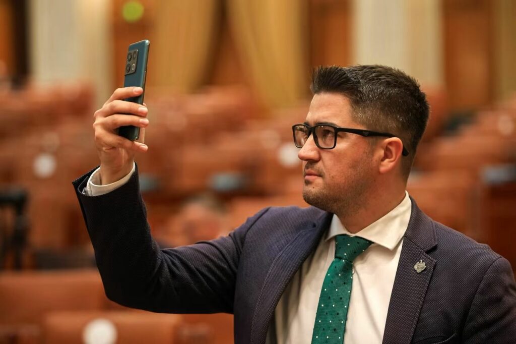 video-|-brian-cristian,-deputat-usr,-despre-chatgpt-in-parlament:-multi-parlamentari-folosesc-deja-aproape-integral-ai