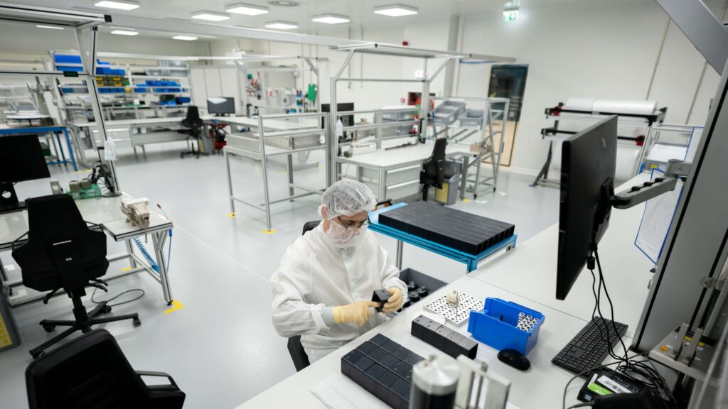 am-vizitat-fabrica-vat-din-arad,-unde-se-produc-componente-pentru-industria-globala-de-semiconductori