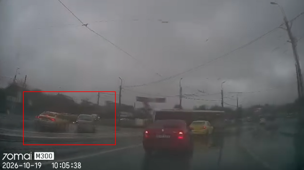 imagini-periculoase-in-trafic.-un-sofer-a-intrat-pe-contrasens-si-a-traversat-sensul-giratoriu,-riscand-sa-provoace-un-accident-grav