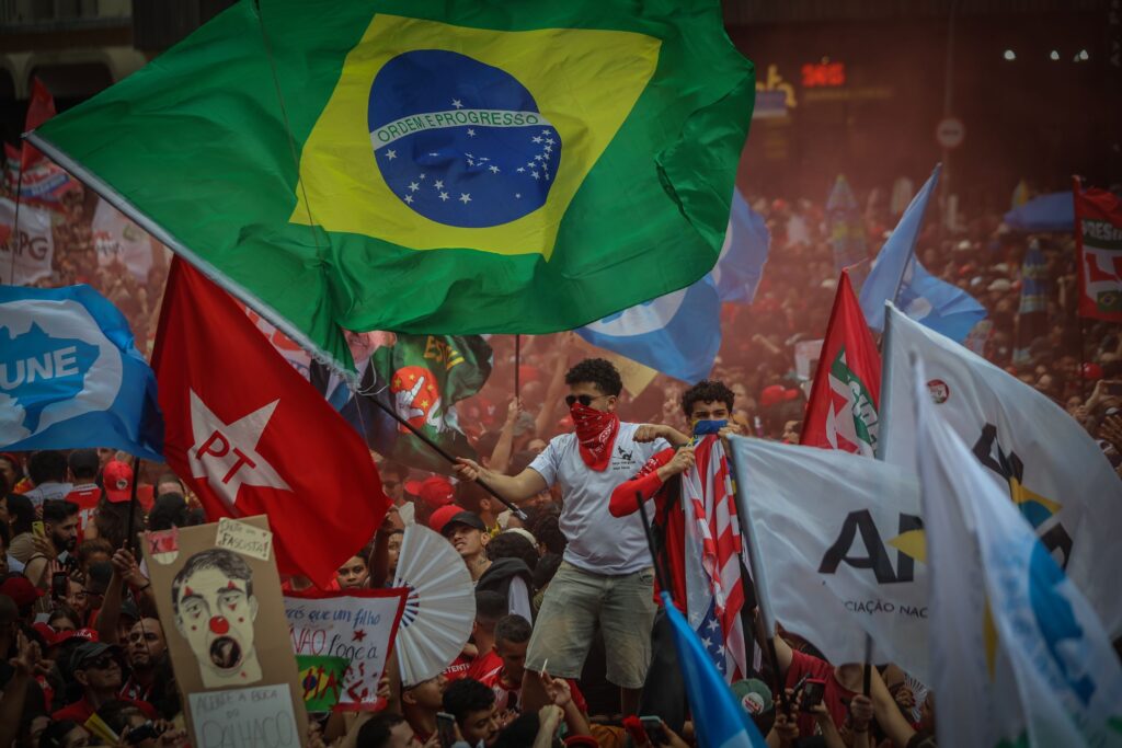 cei-doi-candidati-la-prezidentialele-din-brazilia,-la-egalitate-in-sondaje,-inainte-de-turul-doi-al-alegerilor