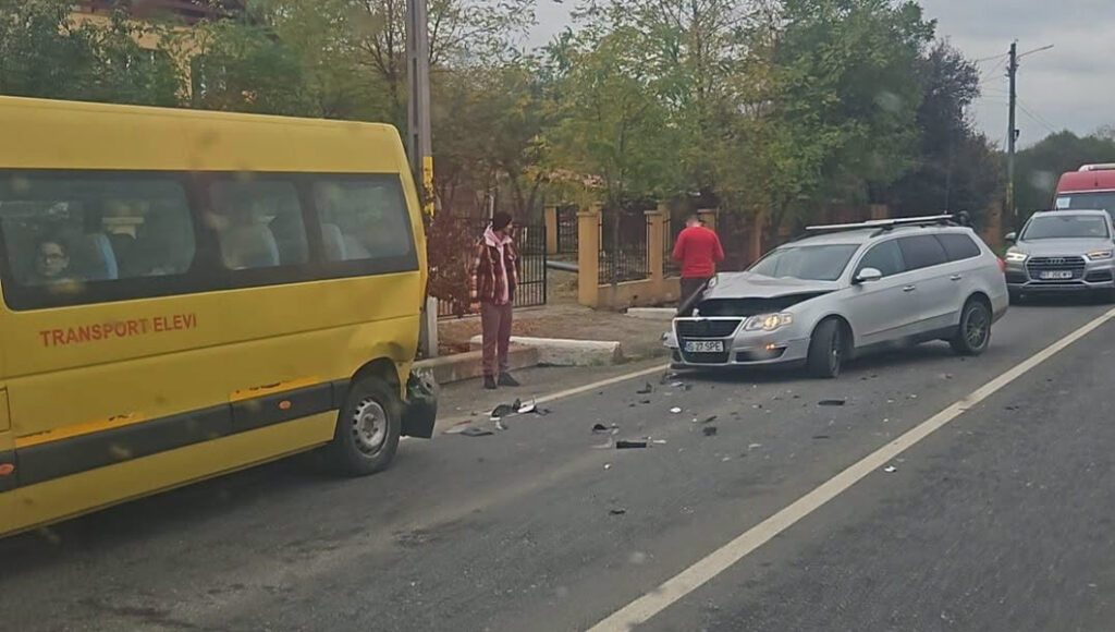 accident-intre-un-autoturism-si-un-microbuz-scolar,-in-popricani.-un-copil-de-14-ani-si-soferul-au-ajuns-la-spital